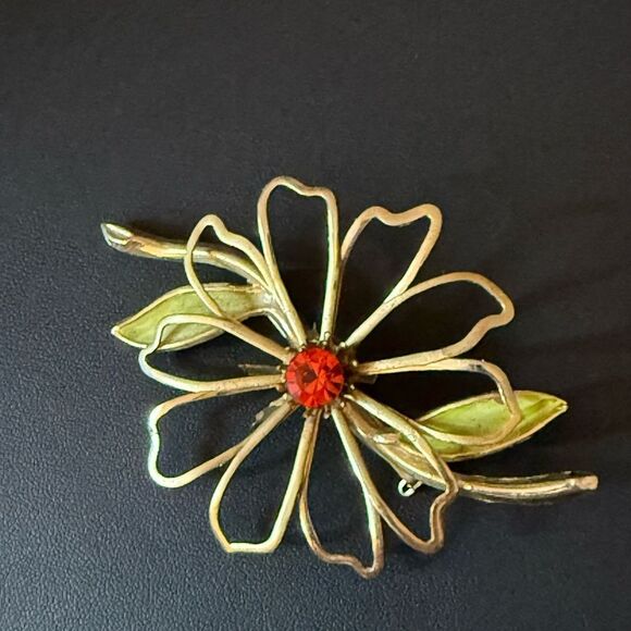 Vintage Enamel Gold-tone Flower Brooch with Red Faceted Crystal center. - Picture 1 of 4
